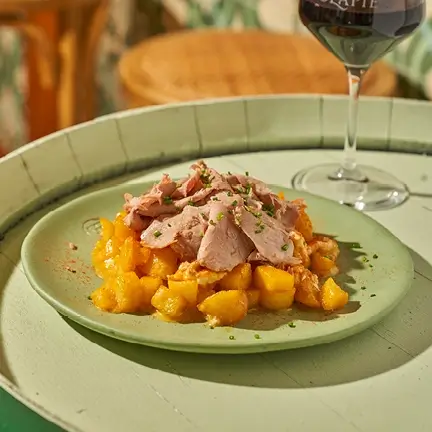 Huevos rotos con patatas y salsa trufada
