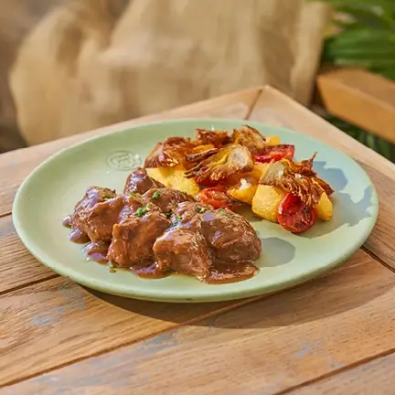 Carrillera de cerdo con patatas y alcachofas