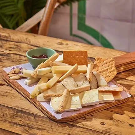 Quesos Payoyo semicurado, de oveja al jerez, de cabra curado al vino oloroso y queso brie con sus complementos