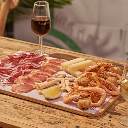 Tabla mixta de embutidos ibéricos y gamba blanca frita