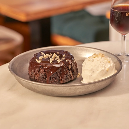 Bizcocho templado de chocolate con helado de vainilla