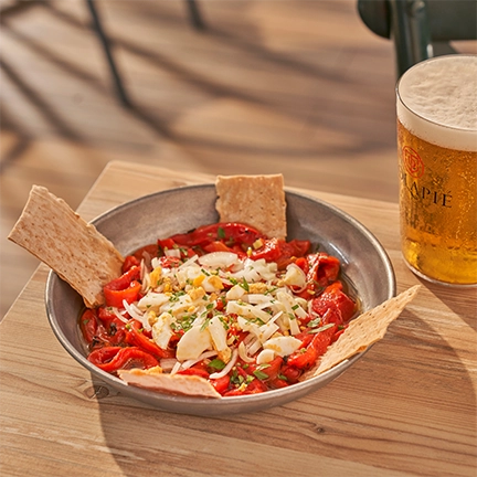 Ensalada de pimientos rojos, huevo duro y cebolleta