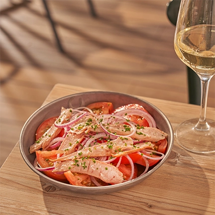 Tomate aliñado con ventresca de atún de barbate y cebolla