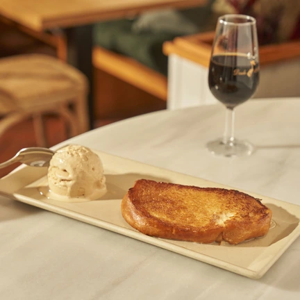 Torrija caramelizada con helado a elegir