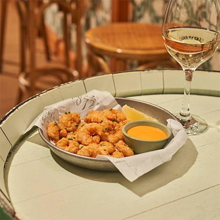 Gambas crujientes con salsa brava