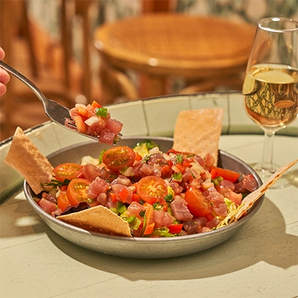 Con tartar de atún, cherrys, pipirrana, mix de lechugas y aderezada con vinagreta Volapié