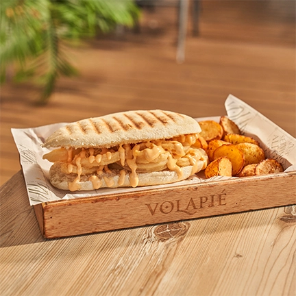 Mollete de calamares con salsa kimchee y guarnición de patatas fritas