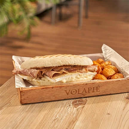 Mollete de brie trufado y carne mechá