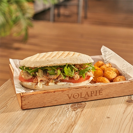 Mollete de ventresca de atún, rúcula, tomate, pepinillos y cebolla frita