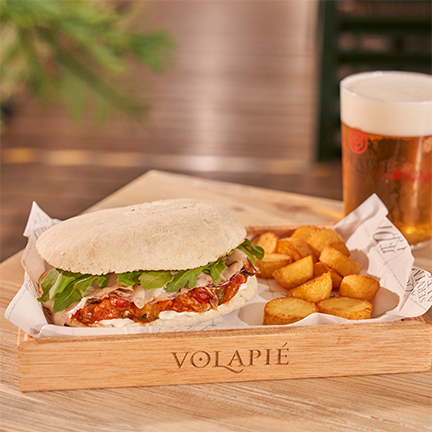 Mollete tostado y crujiente con panceta ibérica ahumada, pisto, rúcula y mayonesa