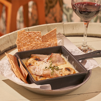 Cazuela de quesos fundidos caliente con panceta ahumada, queso payoyo, mozzarella  y champiñones