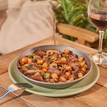 Solomillo de ternera con deliciosa salsa al Pedro Ximénez, champiñones, patatas y cebolla