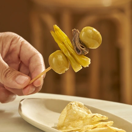 Pincho de anchoa en aceite, piparra y aceituna