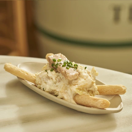Ensaladilla rusa con ventresca y picos