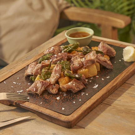 Lagartillo ibérico con patatas fritas y pimientos del padrón