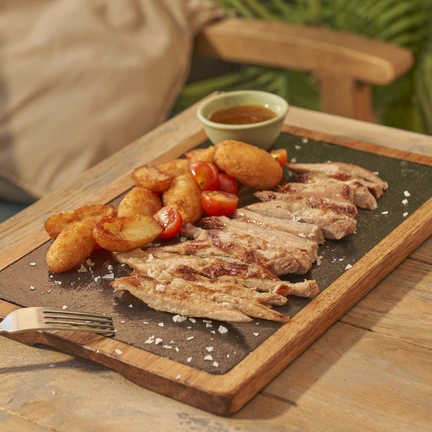 Secreto de cerdo a la plancha con patatas fritas y tomatitos cherry