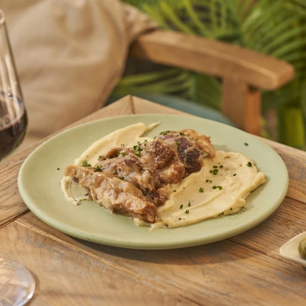 Secreto ibérico con salsa al Pedro Ximénez y puré de patata trufado