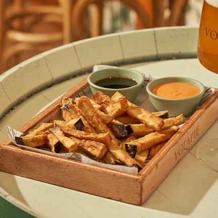 Berenjenas fritas con miel de caña y salmorejo