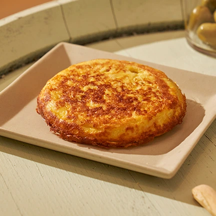 Clásica tortilla de patata jugosa o cuajada al gusto del cliente