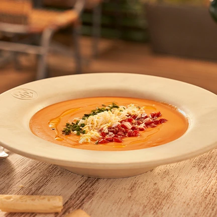 Salmorejo casero con paletilla ibérica y huevo duro