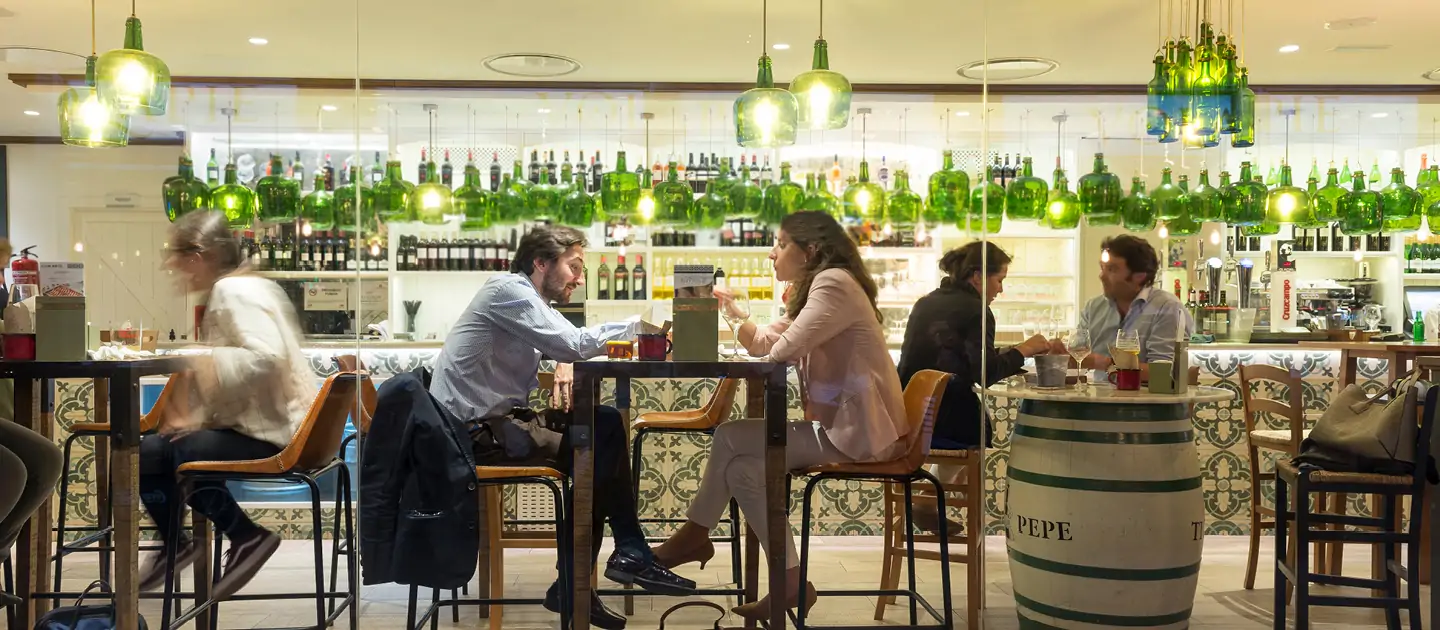 Taberna con clientes